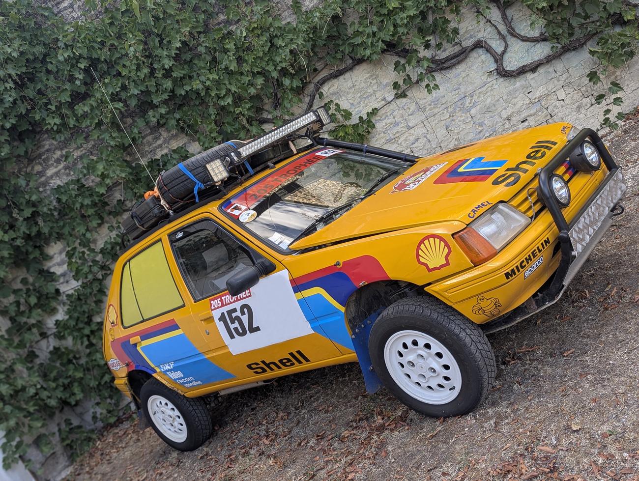 La Peugeot 205 jaune numéro 152, préparée raid